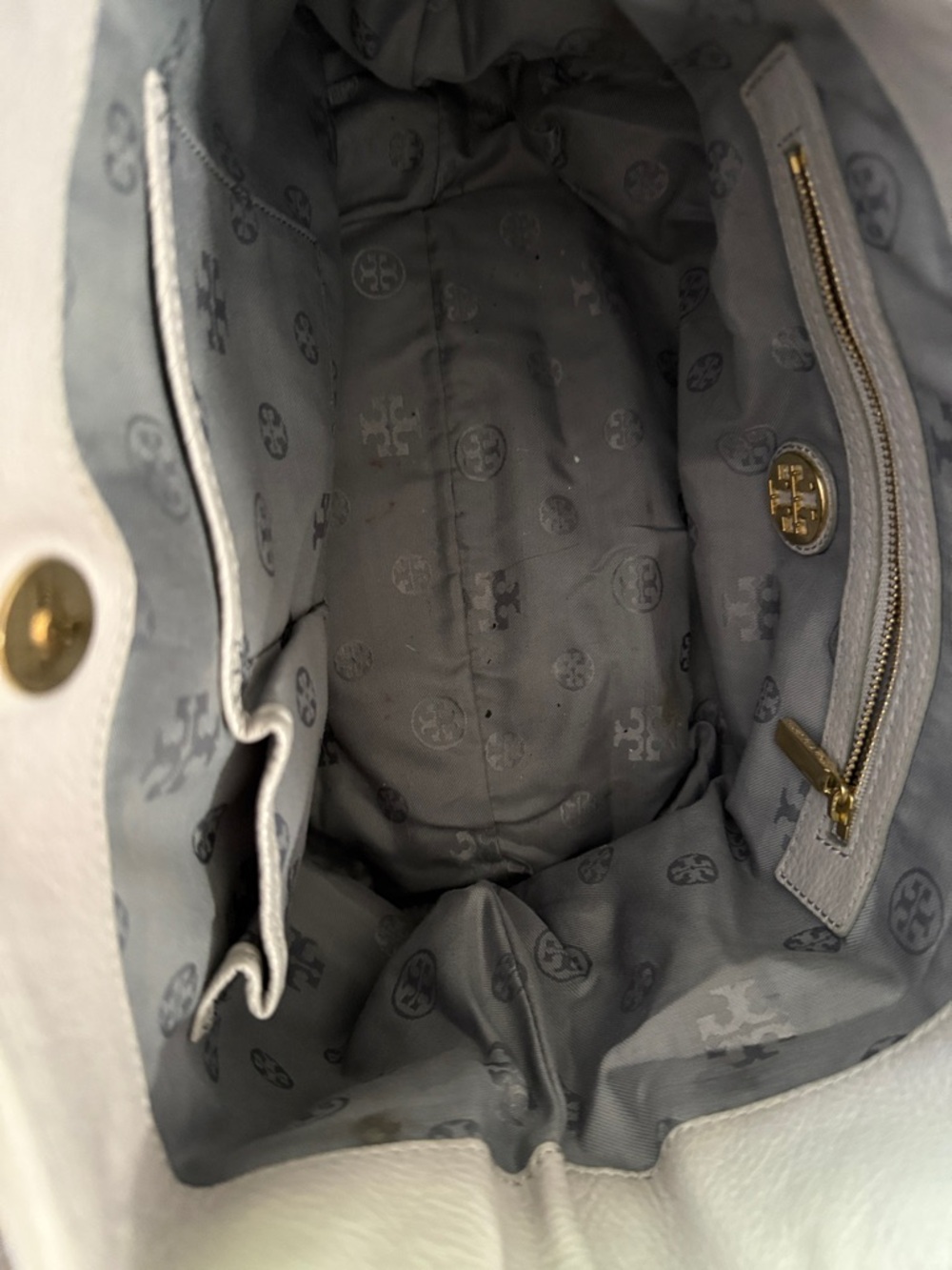 Tory Burch Pebbled Leather Shoulder Bag in Light Gray with Gold Logo - Picture 3 of 3